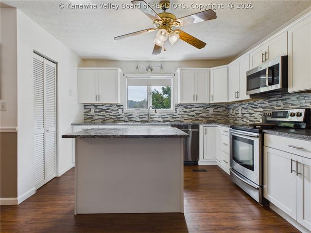 240 Jamestown Road, Nitro, WV 25143