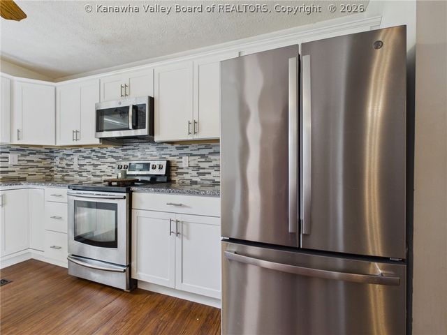 240 Jamestown Road, Nitro, WV 25143