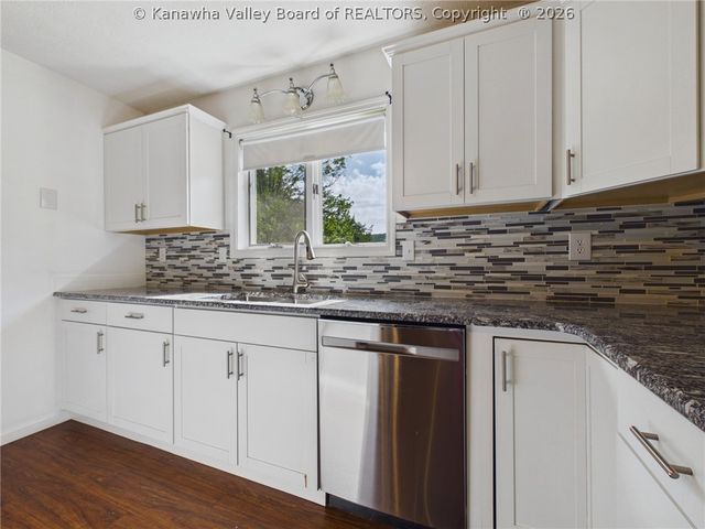 240 Jamestown Road, Nitro, WV 25143