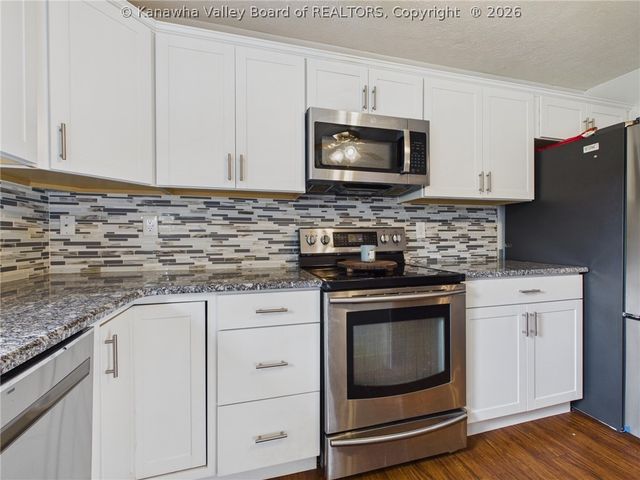 240 Jamestown Road, Nitro, WV 25143