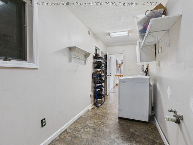 240 Jamestown Road, Nitro, WV 25143