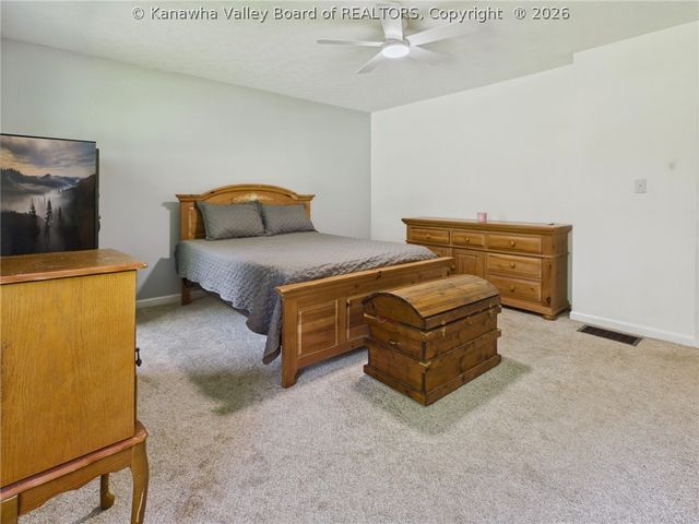240 Jamestown Road, Nitro, WV 25143