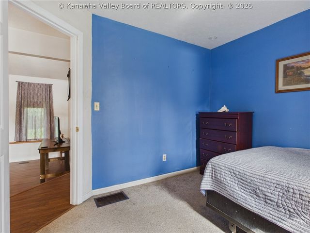 240 Jamestown Road, Nitro, WV 25143