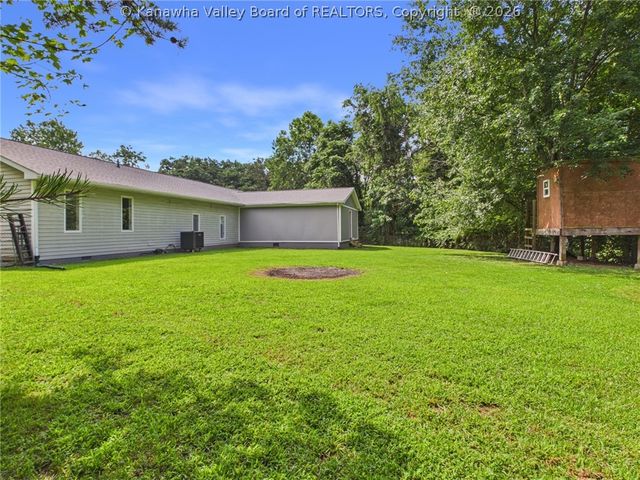 240 Jamestown Road, Nitro, WV 25143