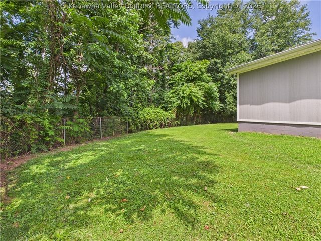 240 Jamestown Road, Nitro, WV 25143