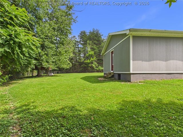 240 Jamestown Road, Nitro, WV 25143