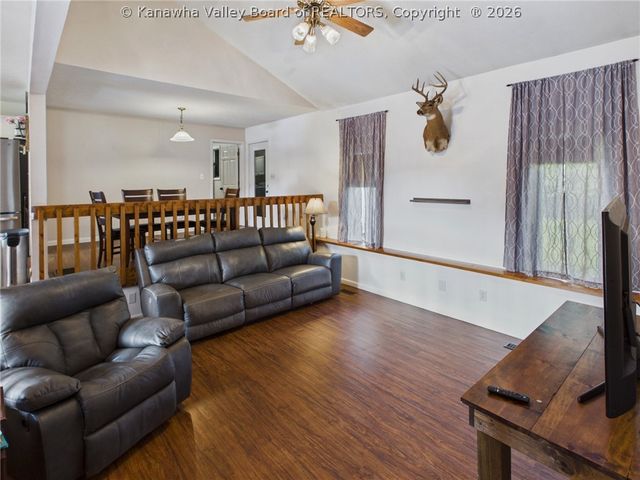 240 Jamestown Road, Nitro, WV 25143