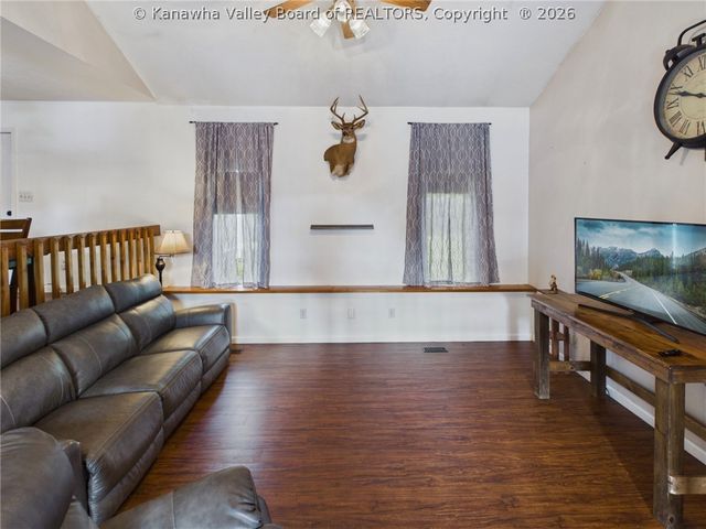 240 Jamestown Road, Nitro, WV 25143