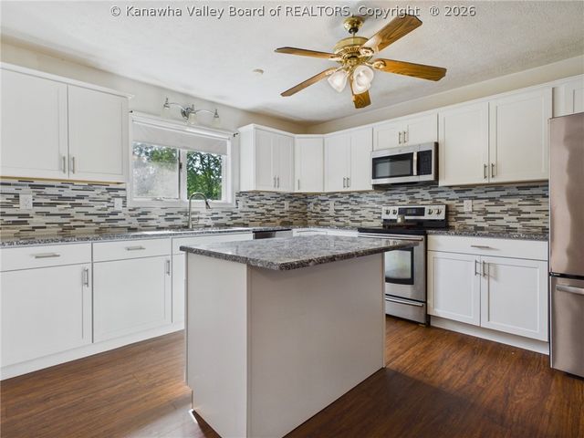240 Jamestown Road, Nitro, WV 25143