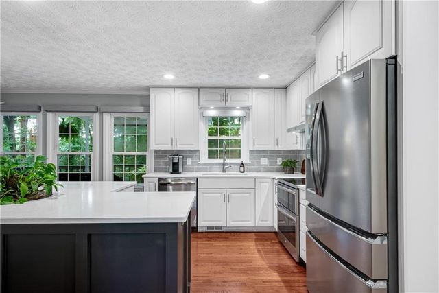 5007 Willow Creek Drive, Woodstock, GA 30188