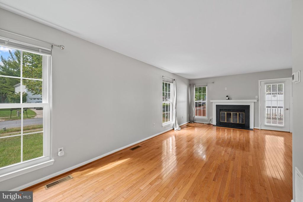 Image 6 of property listing at 3404 EVERETTE DR, Bowie, MD 20716