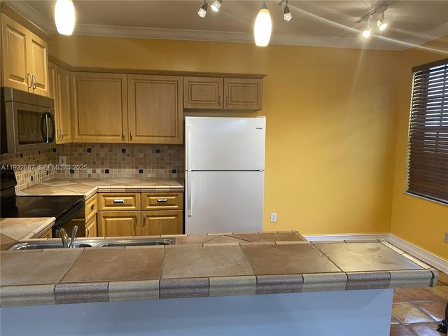 11989 NW 11th St 11989, Pembroke Pines, FL 33026