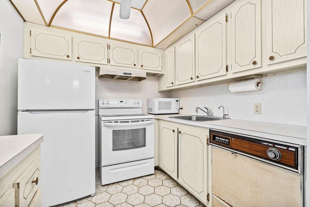 Image 10 of property listing at 105 Brighton C, Boca Raton, FL 33434