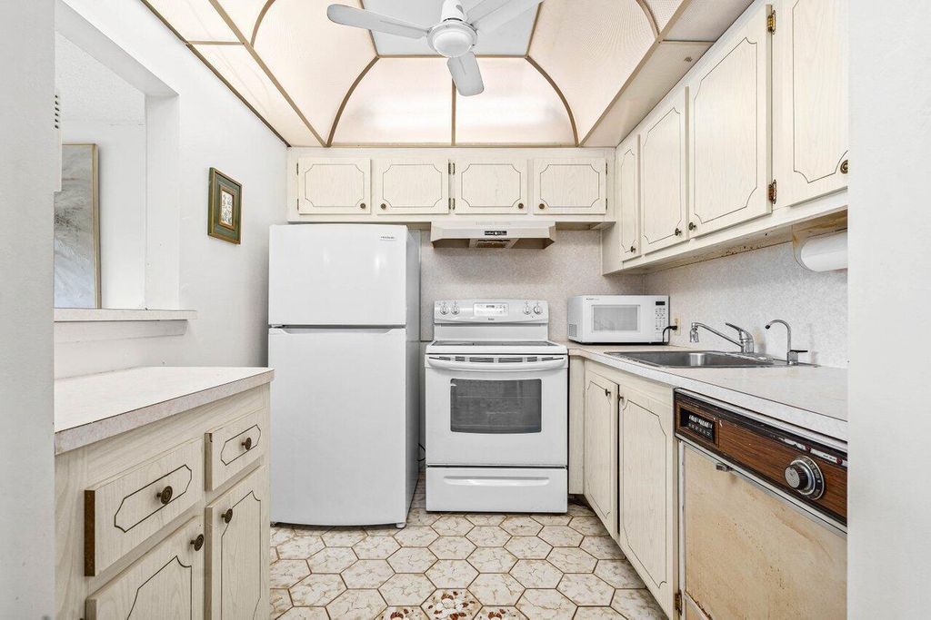 Image 9 of property listing at 105 Brighton C, Boca Raton, FL 33434