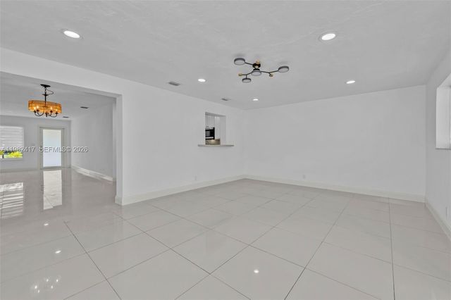 104 SW 7th St, Hallandale Beach, FL 33009