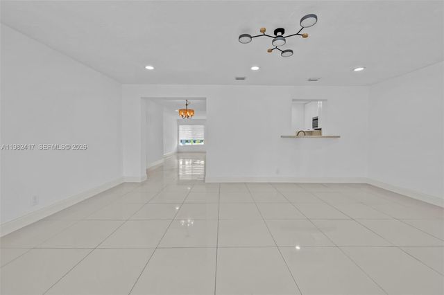 104 SW 7th St, Hallandale Beach, FL 33009