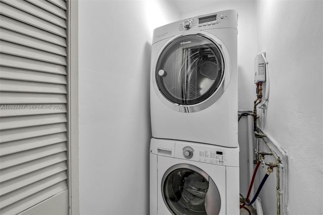 104 SW 7th St, Hallandale Beach, FL 33009