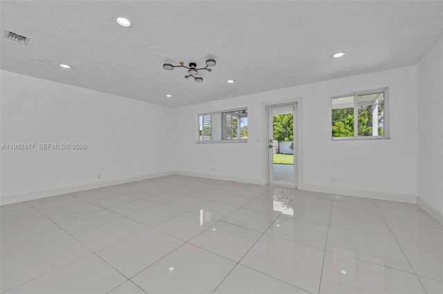 104 SW 7th St, Hallandale Beach, FL 33009