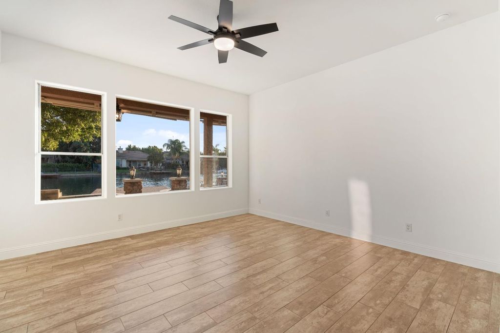 Image 11 of property listing at 10873 E Clearwater Way, Clovis, CA 93619