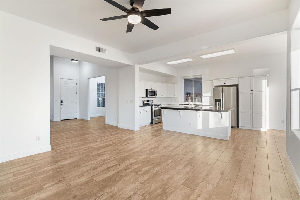 Image 13 of property listing at 10873 E Clearwater Way, Clovis, CA 93619