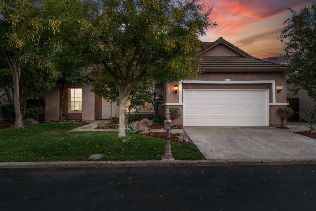 Image 2 of property listing at 10873 E Clearwater Way, Clovis, CA 93619