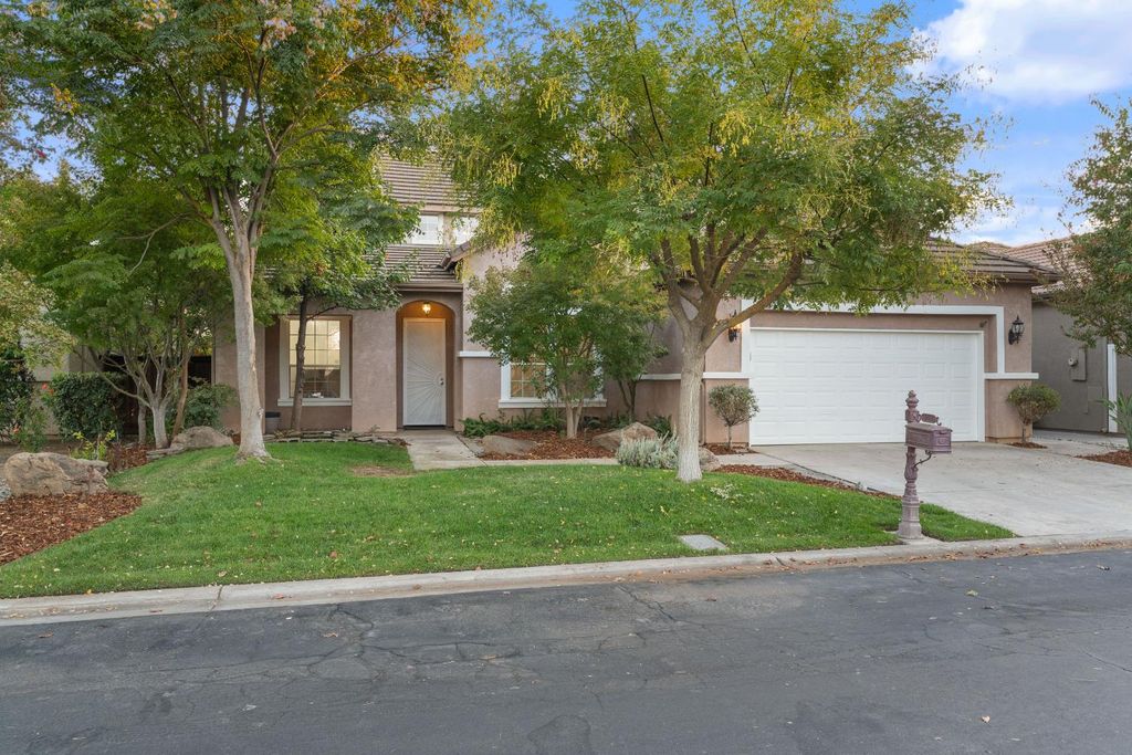 Image 3 of property listing at 10873 E Clearwater Way, Clovis, CA 93619