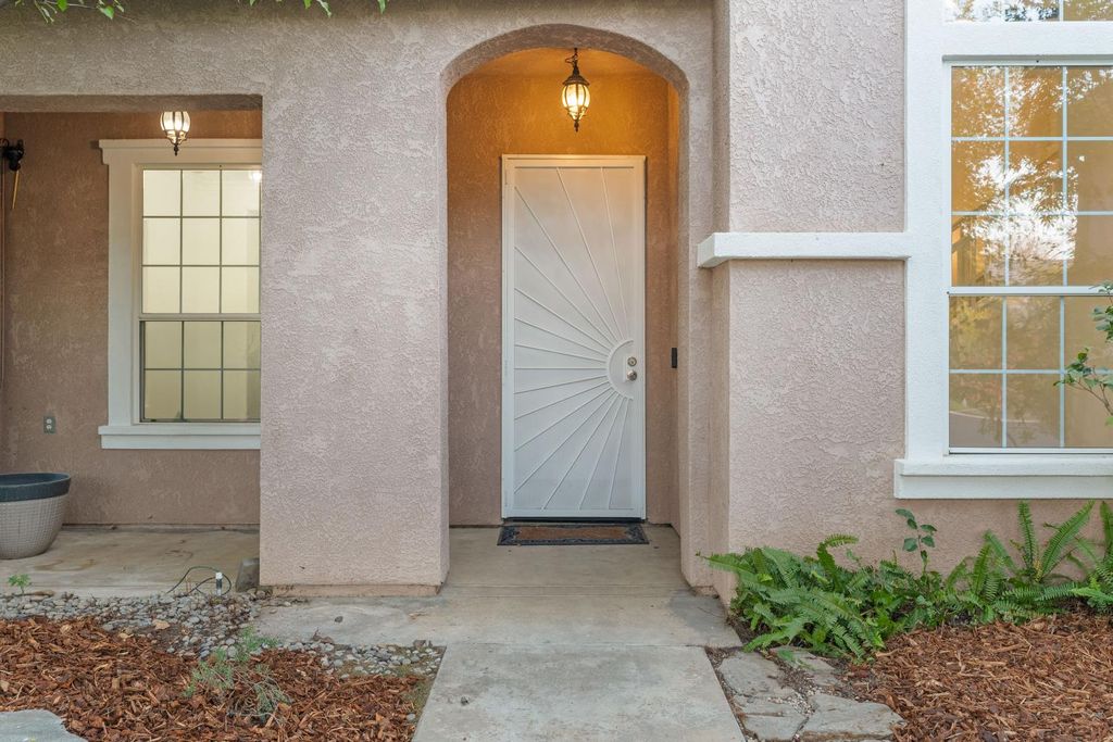 Image 4 of property listing at 10873 E Clearwater Way, Clovis, CA 93619