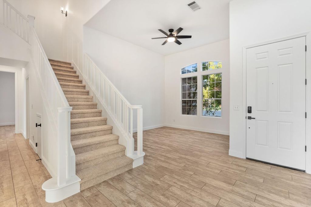 Image 5 of property listing at 10873 E Clearwater Way, Clovis, CA 93619