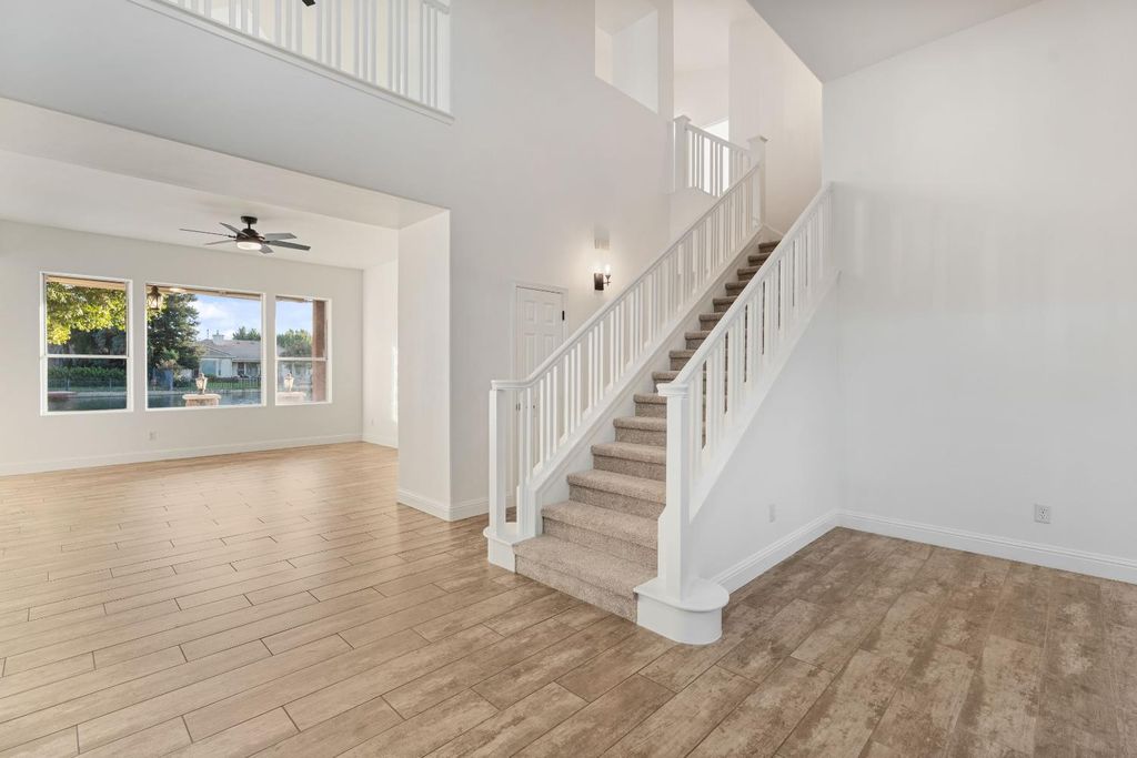 Image 6 of property listing at 10873 E Clearwater Way, Clovis, CA 93619