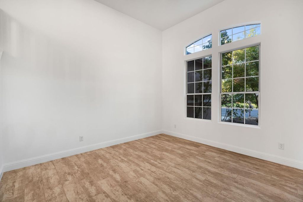 Image 7 of property listing at 10873 E Clearwater Way, Clovis, CA 93619