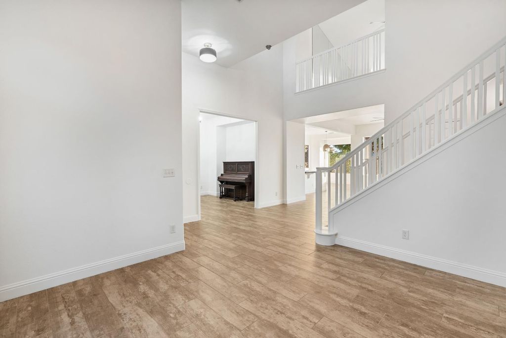 Image 8 of property listing at 10873 E Clearwater Way, Clovis, CA 93619