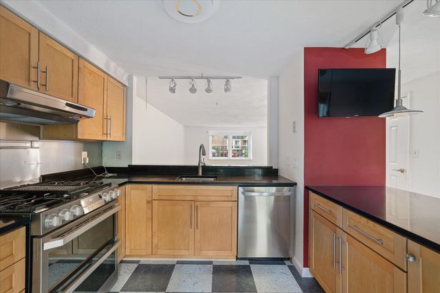 111 Brigham St 11B, Hudson, MA 01749