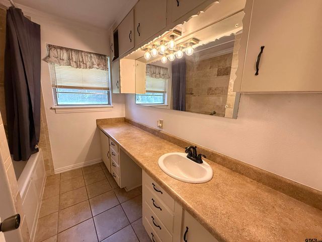 3205 Timberlane Dr, Tyler, TX 75701