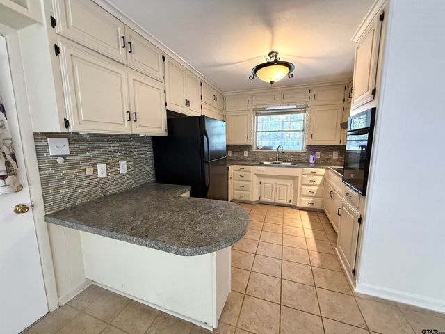 3205 Timberlane Dr, Tyler, TX 75701