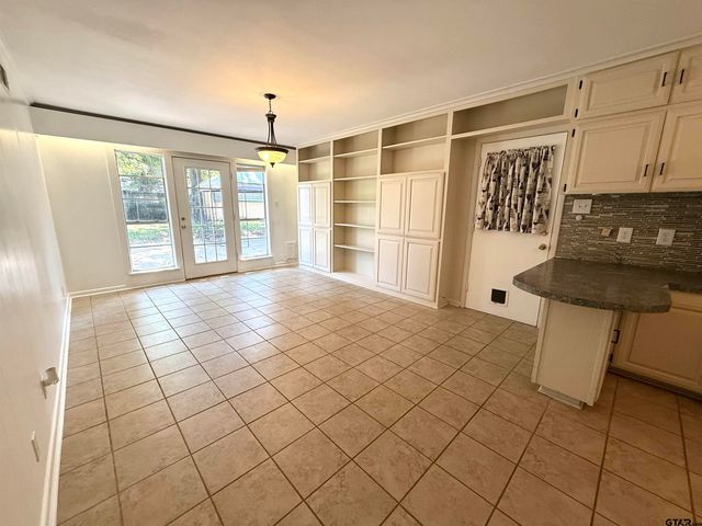 3205 Timberlane Dr, Tyler, TX 75701