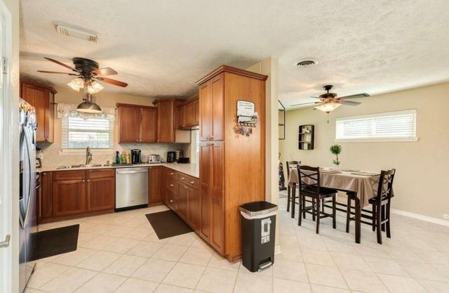 820 Perry Street, Angleton, TX 77515