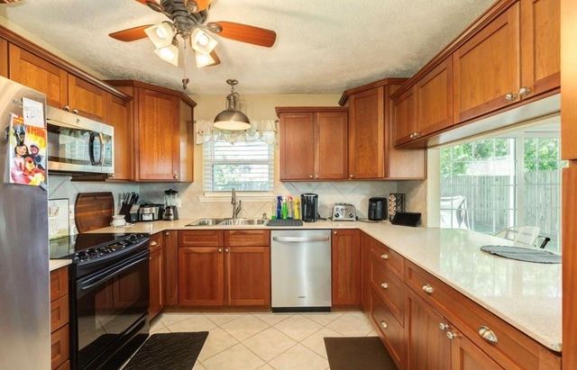 820 Perry Street, Angleton, TX 77515
