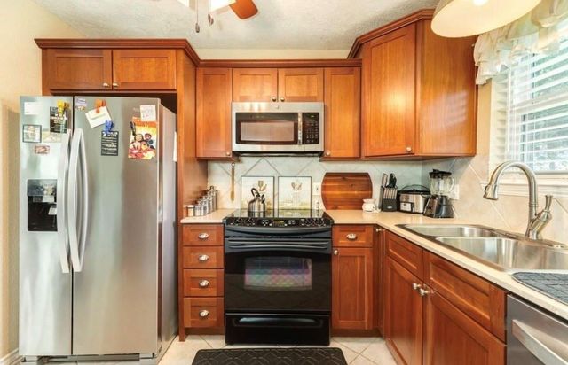 820 Perry Street, Angleton, TX 77515