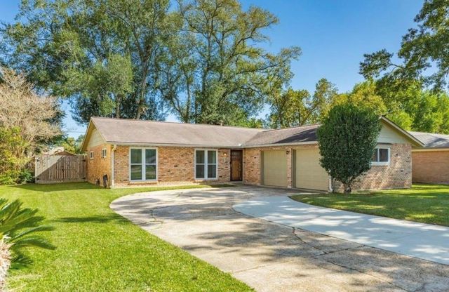 820 Perry Street, Angleton, TX 77515