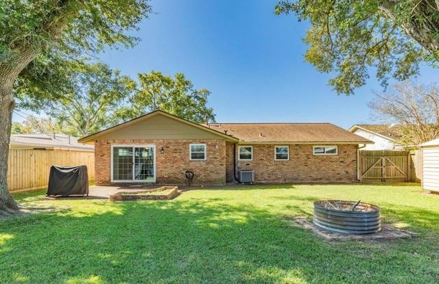820 Perry Street, Angleton, TX 77515