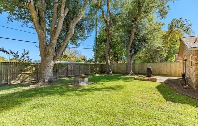820 Perry Street, Angleton, TX 77515