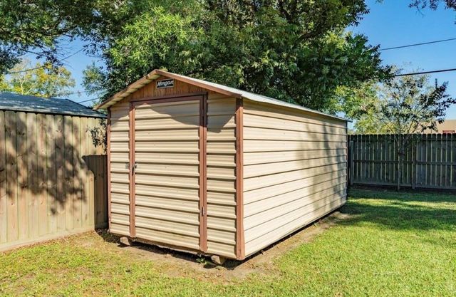 820 Perry Street, Angleton, TX 77515