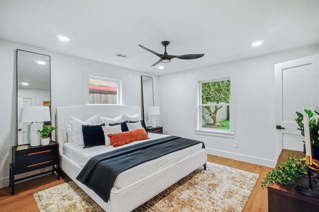 5443 Redstart Street, Houston, TX 77096