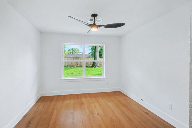 5443 Redstart Street, Houston, TX 77096