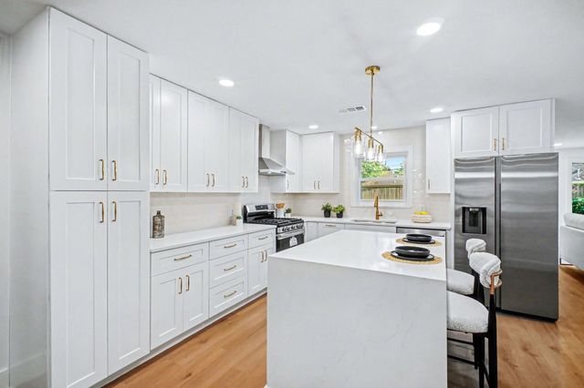 5443 Redstart Street, Houston, TX 77096