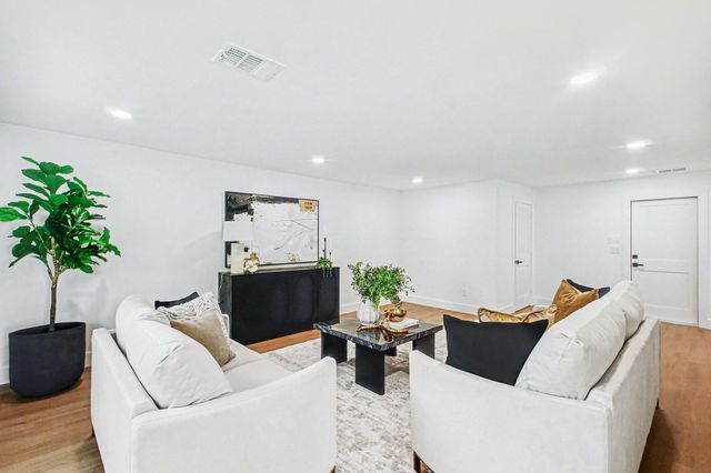5443 Redstart Street, Houston, TX 77096