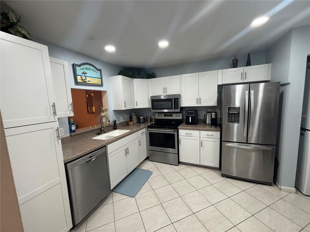 Image 8 of property listing at 523 SPRING LAKES BOULEVARD 523, Bradenton, FL 34210