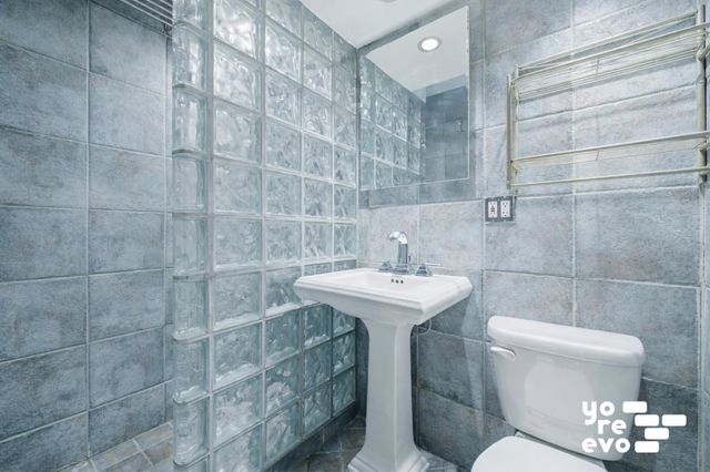 318 W 15th St Apt A, New York City, NY 10011