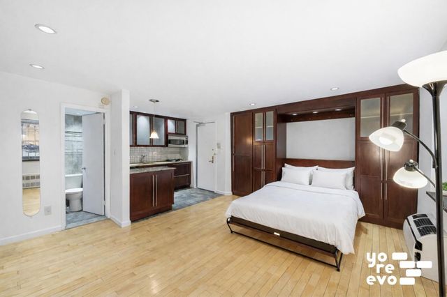 318 W 15th St Apt A, New York City, NY 10011