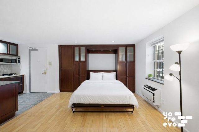 318 W 15th St Apt A, New York City, NY 10011